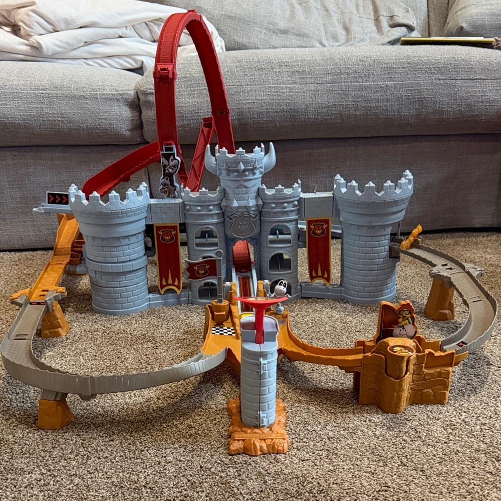 Hot Wheels Mario Cart Bowsers Castle Raceway